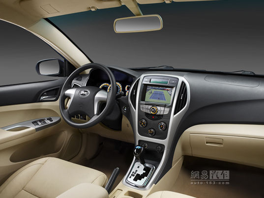 配大尺寸液晶屏 全新比亞迪F3內(nèi)飾首曝