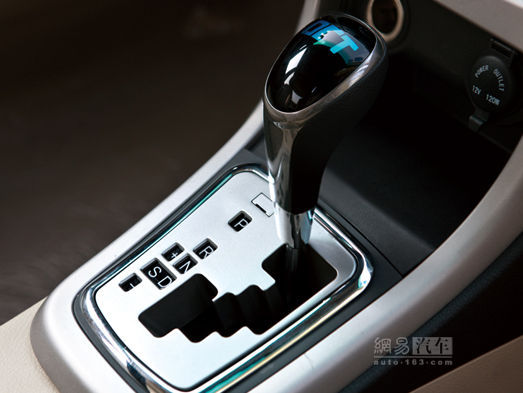 配大尺寸液晶屏 全新比亞迪F3內(nèi)飾首曝