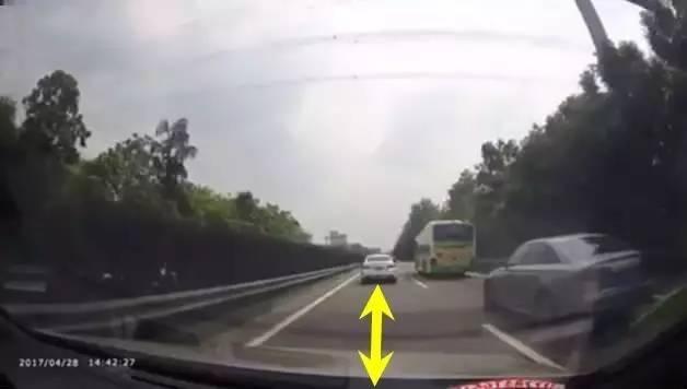 如果是你,能躲開這樣的追尾嗎?