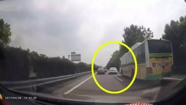 如果是你,能躲開這樣的追尾嗎?