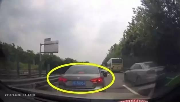 如果是你,能躲開這樣的追尾嗎?