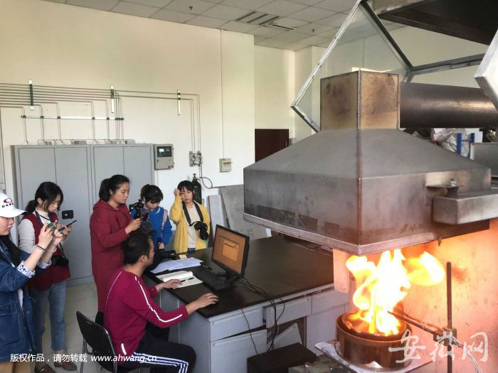 正在進行的油脂燃燒特性實驗