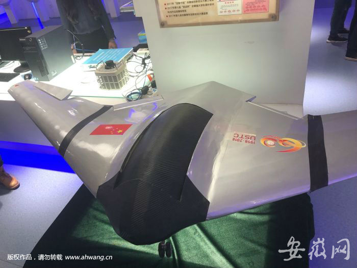 中科大大學生團隊發明的可垂直起降的變結構固定翼飛行器