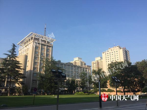 今晨,北京藍(lán)天依舊。