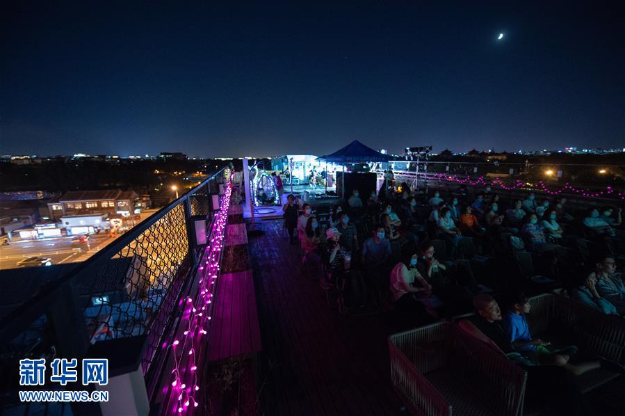 (文化)(1)第十屆北京國際電影節舉行露天放映活動