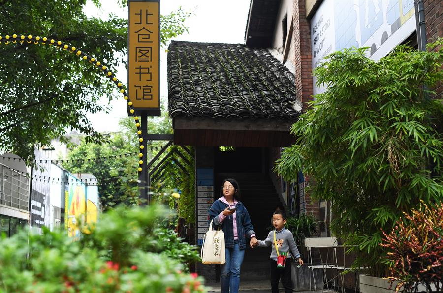 (社會)(1)重慶江北:文創街區假期受青睞