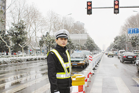 雪天出行更要遵守交規