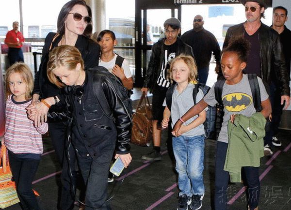 朱莉與皮特申請離婚 可還是牽掛著6個(gè)孩子