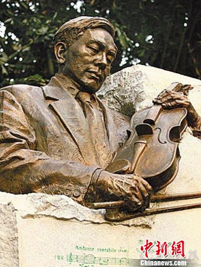 《思鄉曲》成為馬思聰雕塑的一部分。 資料圖 攝