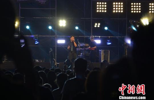 音樂人彭坦在渤龍湖?2017天津草莓音樂節上表演。 蔡志堅 攝