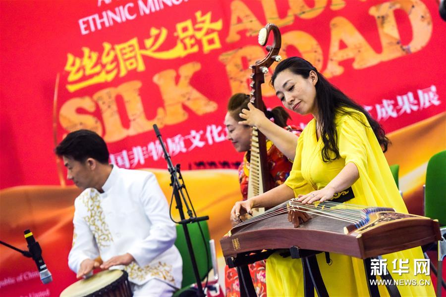 (國際·圖文互動)(1)“絲綢之路中國非物質文化遺產和民族地區扶貧成果展”亮相聯合國維也納辦事處