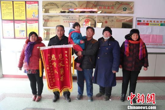 退休老人寒冬勇救5歲落水女童“救死扶傷”成本能(圖)