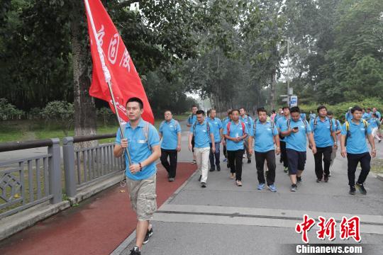 北京千名環衛工奧森徒步走宣傳垃圾分類