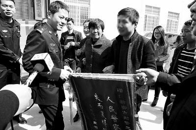 鄭州一對(duì)夫妻睡夢(mèng)中孩子被偷32年后細(xì)心民警尋回