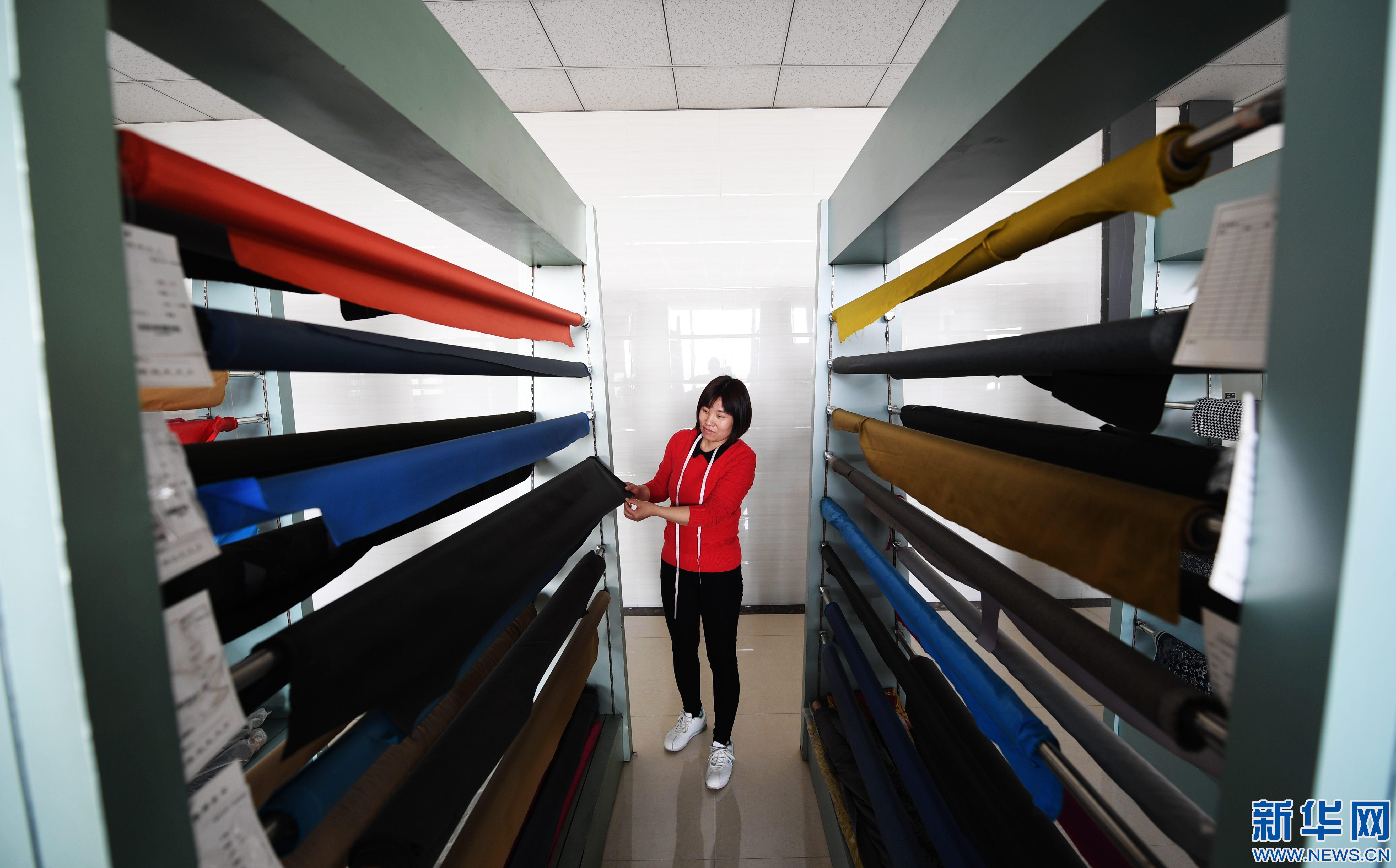 河北容城:產(chǎn)業(yè)升級助力服裝企業(yè)煥發(fā)新活力 河北容城:產(chǎn)業(yè)升級助力服裝企業(yè)煥發(fā)新活力