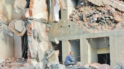 鄭州拆遷工地殘壁下有人冒險拾鋼筋“淘金”