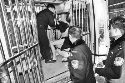 “老賴”被堵被窩 他怒斥干警“咋不敲門就進(jìn)來(lái)”