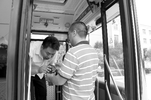 公交著火咋疏散?不要慌!這樣自救最穩(wěn)妥