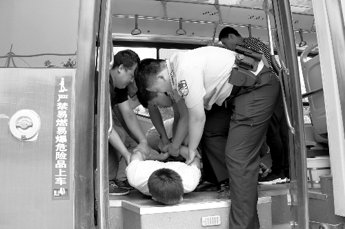 公交著火咋疏散?不要慌!這樣自救最穩(wěn)妥