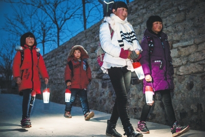 上學路上有光 魯山寶豐山區的孩子受捐2000盞燈