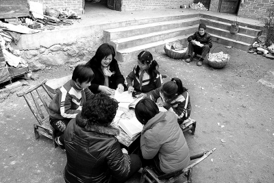 西峽“代理媽媽”接力15年 讓愛不再缺席