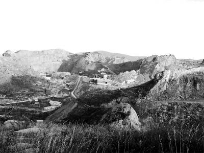別的地方都在環(huán)保攻堅 這里采石繁忙塵土飛揚
