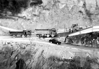 別的地方都在環(huán)保攻堅 這里采石繁忙塵土飛揚