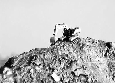 別的地方都在環(huán)保攻堅 這里采石繁忙塵土飛揚