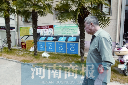 河南首個智能垃圾分類設備亮相鄭州 需根據種類先掃碼