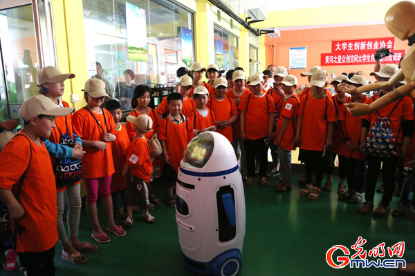 實施“扶智”與“扶志”精準扶貧