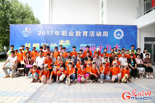 實施“扶智”與“扶志”精準扶貧