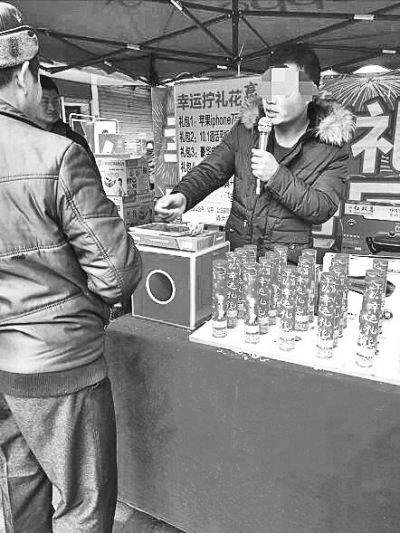 信陽街頭現(xiàn)騙人新套路 高價售賣低端電子產(chǎn)品