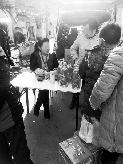 20多位新密市民刷卡買完大米后卡里錢“飛”了