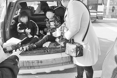 高速上一輛5座轎車竟載了9人 后備廂里塞倆娃