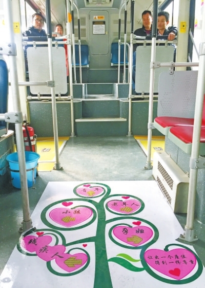 鄭州一車長繪制卡通“導座圖” 老弱病殘孕看圖坐