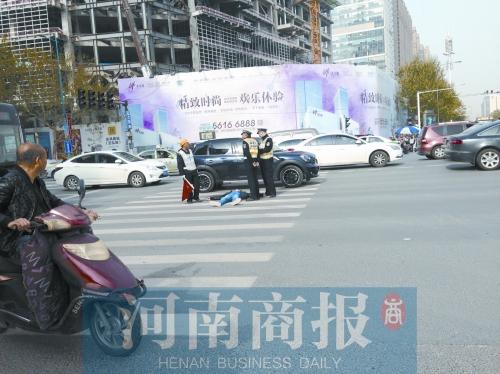 男子交通違法被查后躺路上不起 撕破執法記錄本