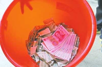 投幣幾千元在新鄉乘公交 哥們兒你這是咋了?