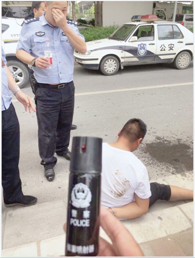 眼里被噴進辣椒水 民警忍痛把偷車賊摁倒