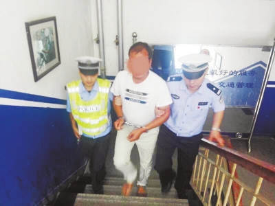 騎電動車上高架被攔下 一查原來是網上追逃嫌犯