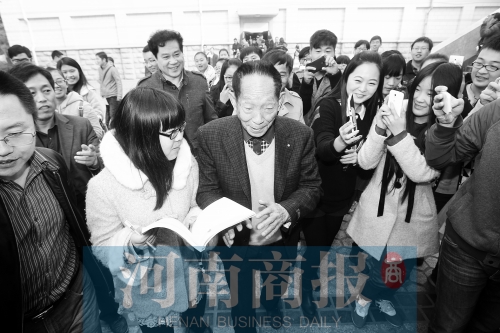 袁隆平來鄭州遭瘋狂“追星” 明年將在河南收徒