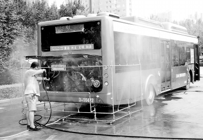 環(huán)保除塵助力藍(lán)天工程 鄭州公交首創(chuàng)噴淋“神器”