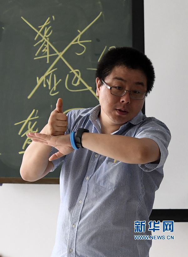 聾人小伙關雪松:講臺上“比劃”人生精彩