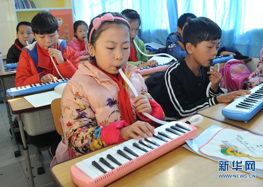 鄭州:多彩課堂 琴聲悠揚 鄭州:多彩課堂 琴聲悠揚