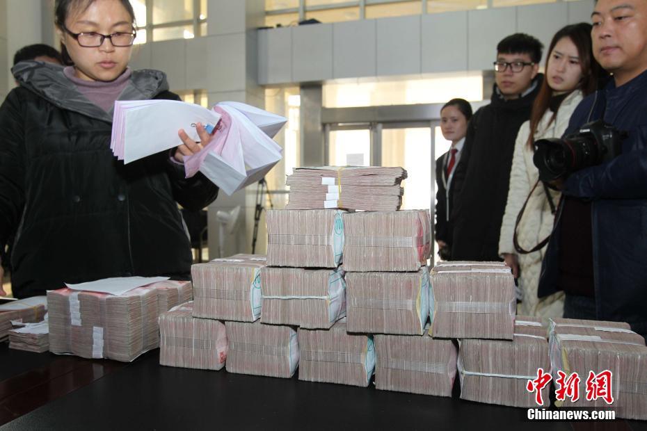 河南中牟法院發(fā)放執(zhí)行款 現(xiàn)金堆滿桌 河南中牟法院發(fā)放執(zhí)行款 現(xiàn)金堆滿桌