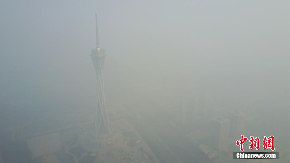鄭州遭遇重度霧霾 城市地標紛紛“隱身” 鄭州遭遇重度霧霾 城市地標紛紛“隱身”
