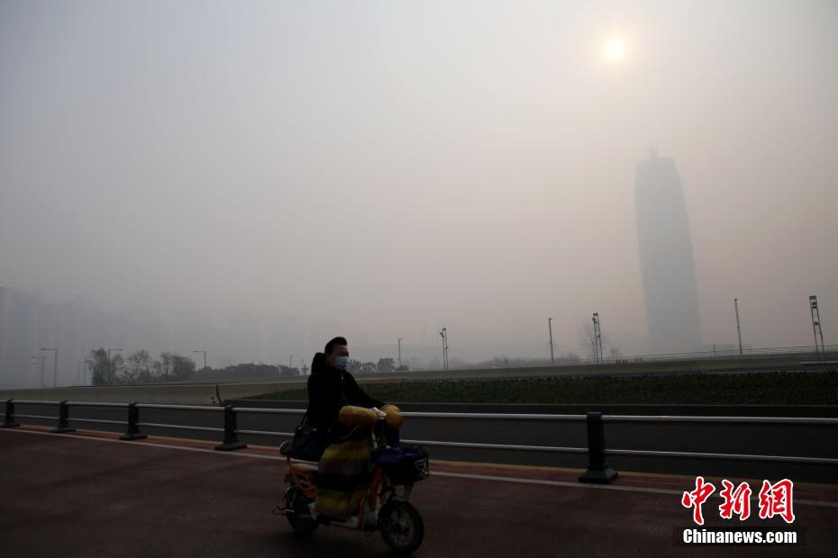 鄭州遭遇重度霧霾 城市地標紛紛“隱身” 鄭州遭遇重度霧霾 城市地標紛紛“隱身”