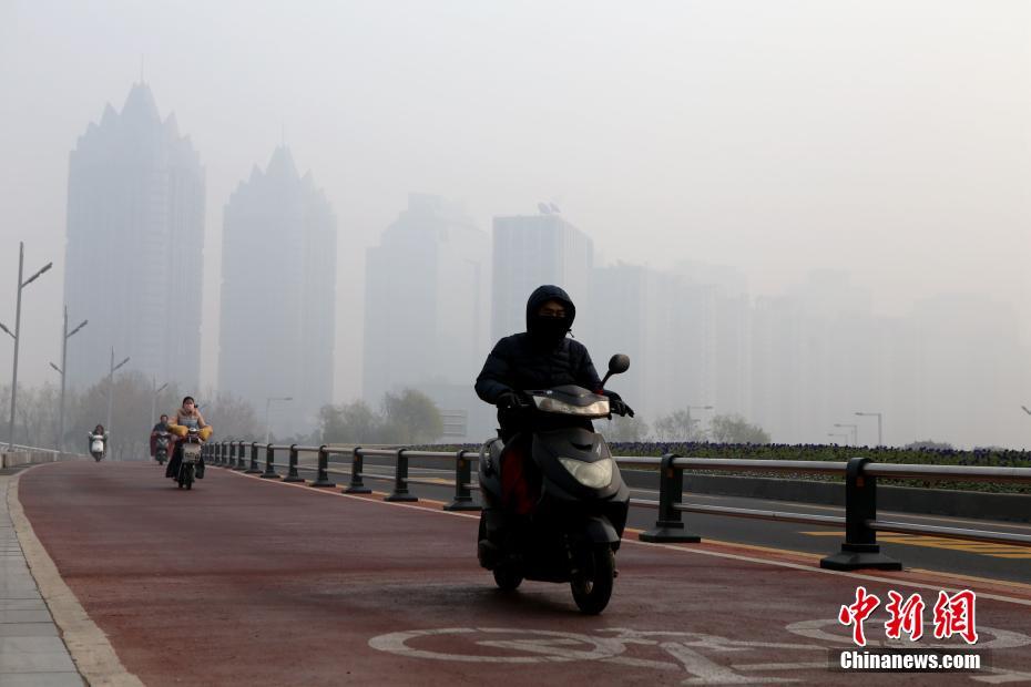 鄭州遭遇重度霧霾 城市地標紛紛“隱身” 鄭州遭遇重度霧霾 城市地標紛紛“隱身”