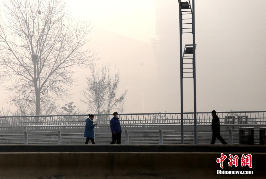 鄭州遭遇重度霧霾 城市地標紛紛“隱身” 鄭州遭遇重度霧霾 城市地標紛紛“隱身”