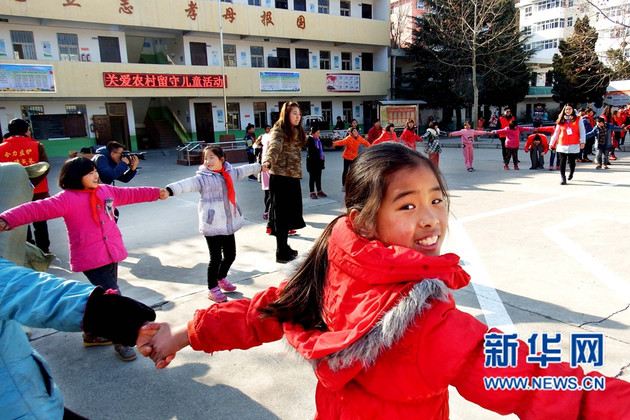 河南洛陽:寒冬為山區(qū)留守兒童送暖 河南洛陽:寒冬為山區(qū)留守兒童送暖