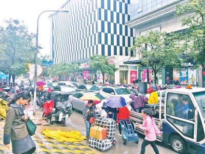 多部門聯手整治火車站商圈 物流車占道罰款扣貨